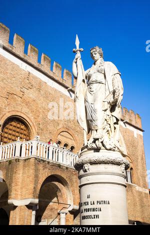 Treviso - monumento Statua ai morti della Patria in Piazza Indipendenza e dietro il Palazzo dei Trecento al Centro storico di Treviso Foto Stock