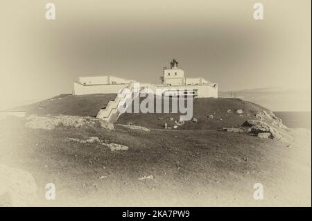 L'immagine è del faro di Strathy Point, nell'estremo nord delle Highlands scozzesi, che si affaccia sull'Atlantico settentrionale Foto Stock