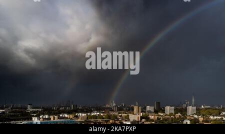 Londra, Regno Unito. 1st Novembre 2022. Il tempo del Regno Unito: Un enorme arcobaleno colorato rompe sulla città con l'edificio del grattacielo Shard in vista dopo una drammatica tempesta di pioggia mattutina. Credit: Guy Corbishley/Alamy Live News Foto Stock