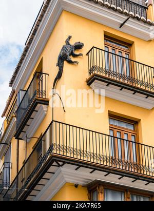 Edificio giallo con una lucertola sulla facciata, Valencia, Spagna, Europa Foto Stock