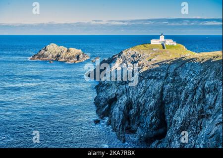 L'immagine è del faro di Strathy Point, nell'estremo nord delle Highlands scozzesi, che si affaccia sull'Atlantico settentrionale Foto Stock