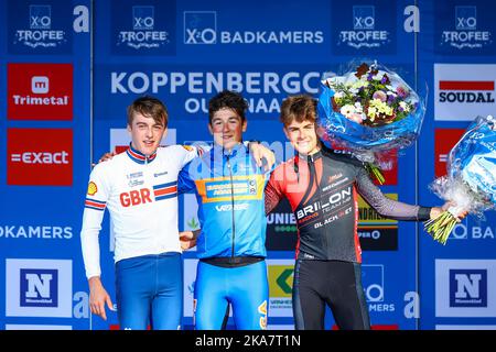 Melden, Belgio, 01/11/2022, il britannico Oliver Akers, gli Stati Uniti Andrew August e il ceco Jeek Vaclav festeggiano sul podio dopo la gara maschile junior durante il Koppenbergcross, la prima gara (su otto) del X2O° Trofeo Badkamers, a Melden, martedì 01 novembre 2022. FOTO DI BELGA DAVID PINTENS Foto Stock