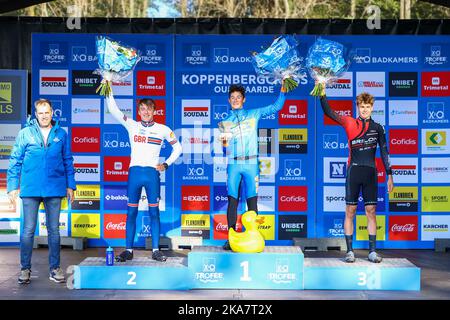 Melden, Belgio, 01/11/2022, il britannico Oliver Akers, gli Stati Uniti Andrew August e il ceco Jeek Vaclav festeggiano sul podio dopo la gara maschile junior durante il Koppenbergcross, la prima gara (su otto) del X2O° Trofeo Badkamers, a Melden, martedì 01 novembre 2022. FOTO DI BELGA DAVID PINTENS Foto Stock