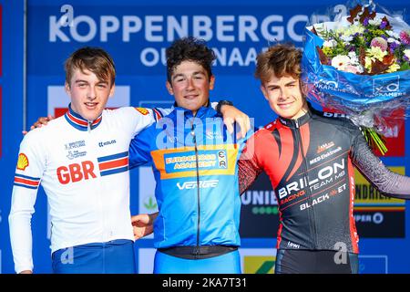 Melden, Belgio, 01/11/2022, il britannico Oliver Akers, gli Stati Uniti Andrew August e il ceco Jeek Vaclav festeggiano sul podio dopo la gara maschile junior durante il Koppenbergcross, la prima gara (su otto) del X2O° Trofeo Badkamers, a Melden, martedì 01 novembre 2022. FOTO DI BELGA DAVID PINTENS Foto Stock