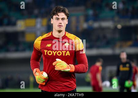 Verona, Italia. 31st Ott 2022. Roma Mile Svilar ritratto durante Hellas Verona FC vs AS Roma, calcio italiano Serie A match in Verona, Italia, ottobre 31 2022 Credit: Independent Photo Agency/Alamy Live News Foto Stock