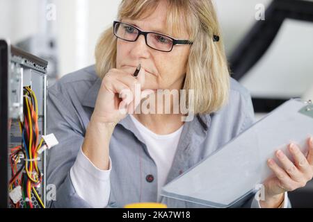 donna pronta a riparare un computer Foto Stock