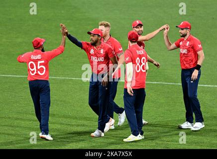 Chris Jordan (seconda a sinistra) celebra l'Inghilterra dopo aver catturato Daryl Mitchell in Nuova Zelanda durante la partita della Coppa del mondo Super 12 T20 al Gabba di Brisbane, Australia. Data immagine: Martedì 1 novembre 2022. Foto Stock