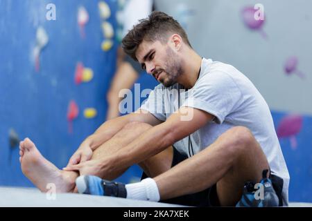 ritratto di un uomo fitness affetto da dolore alle gambe Foto Stock