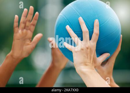 Il netball, lo sport e l'atleta hanno a disposizione palla, gioco e sfida su un campo nel parco urbano all'aperto. Donne, sport fitness e stile di vita sano Foto Stock
