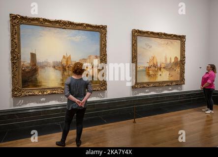 National Gallery, Londra, Regno Unito. 1 novembre 2022. Due immagini rivoluzionarie di Joseph Mallord William Turner (1775–1851) tornano nel Regno Unito per la prima volta in oltre 100 anni, come parte di una nuova mostra dedicata alla National Gallery. (A sinistra): Porto di Dieppe: Changement de domicilio e (a destra): Colonia, l'arrivo di un Packet-Boat: Sera, dipinta a metà degli anni '1820s, non sono stati visti nel Regno Unito dal 1911. Furono esposti a New York nel 1914 alla Knoedler Gallery, e successivamente acquisiti lo stesso anno dall'industriale americano Henry Clay Frick. Sono rimasti nella vigilia degli Stati Uniti Foto Stock