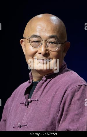 22 ottobre 2022, Hesse, Francoforte sul meno: Liao Yiwu, scrittore, poeta e musicista cinese, Parla della fase ARD durante la Fiera del Libro di Francoforte. Foto: Sebastian Gollnow/dpa Foto Stock