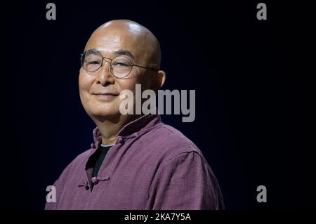 22 ottobre 2022, Hesse, Francoforte sul meno: Liao Yiwu, scrittore, poeta e musicista cinese, Parla della fase ARD durante la Fiera del Libro di Francoforte. Foto: Sebastian Gollnow/dpa Foto Stock