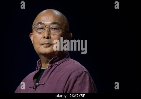 22 ottobre 2022, Hesse, Francoforte sul meno: Liao Yiwu, scrittore, poeta e musicista cinese, Parla della fase ARD durante la Fiera del Libro di Francoforte. Foto: Sebastian Gollnow/dpa Foto Stock