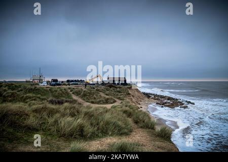 Dunes Cafe Demolition, Winteron-on-Sea, Norfolk, 4th dicembre 2020 Un caffè sulla costa Norfolk è stato demolito oggi dopo alte maree finalmente eroso la spiaggia di Winterton-on-Sea vicino GT Yarmouth, dove i proprietari di terra avevano trascorso molti anni e 10's di migliaia di sterline cercando di fermare l'erosione. Il caffè Dunes, popolare tra gli escursionisti costieri e gli osservatori di foche è stato aperto nei primi anni '70 Fotografia di Jason Bye t: 07966 173 930 e: mail@jasonbye.com w: www.jasonbye.com Foto Stock