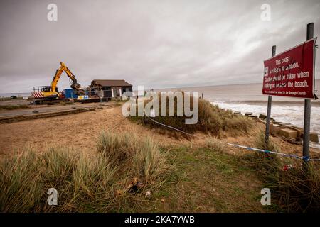 Dunes Cafe Demolition, Winteron-on-Sea, Norfolk, 4th dicembre 2020 Un caffè sulla costa Norfolk è stato demolito oggi dopo alte maree finalmente eroso la spiaggia di Winterton-on-Sea vicino GT Yarmouth, dove i proprietari di terra avevano trascorso molti anni e 10's di migliaia di sterline cercando di fermare l'erosione. Il caffè Dunes, popolare tra gli escursionisti costieri e gli osservatori di foche è stato aperto nei primi anni '70 Fotografia di Jason Bye t: 07966 173 930 e: mail@jasonbye.com w: www.jasonbye.com Foto Stock