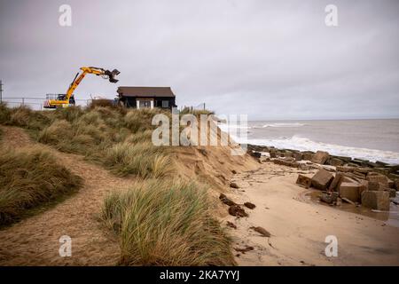 Dunes Cafe Demolition, Winteron-on-Sea, Norfolk, 4th dicembre 2020 Un caffè sulla costa Norfolk è stato demolito oggi dopo alte maree finalmente eroso la spiaggia di Winterton-on-Sea vicino GT Yarmouth, dove i proprietari di terra avevano trascorso molti anni e 10's di migliaia di sterline cercando di fermare l'erosione. Il caffè Dunes, popolare tra gli escursionisti costieri e gli osservatori di foche è stato aperto nei primi anni '70 Fotografia di Jason Bye t: 07966 173 930 e: mail@jasonbye.com w: www.jasonbye.com Foto Stock