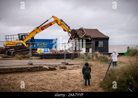 Dunes Cafe Demolition, Winteron-on-Sea, Norfolk, 4th dicembre 2020 Un caffè sulla costa Norfolk è stato demolito oggi dopo alte maree finalmente eroso la spiaggia di Winterton-on-Sea vicino GT Yarmouth, dove i proprietari di terra avevano trascorso molti anni e 10's di migliaia di sterline cercando di fermare l'erosione. Il caffè Dunes, popolare tra gli escursionisti costieri e gli osservatori di foche è stato aperto nei primi anni '70 Fotografia di Jason Bye t: 07966 173 930 e: mail@jasonbye.com w: www.jasonbye.com Foto Stock