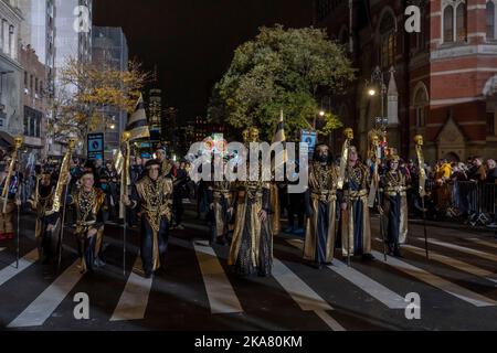 New York, Stati Uniti. 31st Ott 2022. Gli artisti partecipano alla 49th Annual Village Halloween Parade di New York City. Il tema di quest'anno era 'Freedoma'. Credit: SOPA Images Limited/Alamy Live News Foto Stock