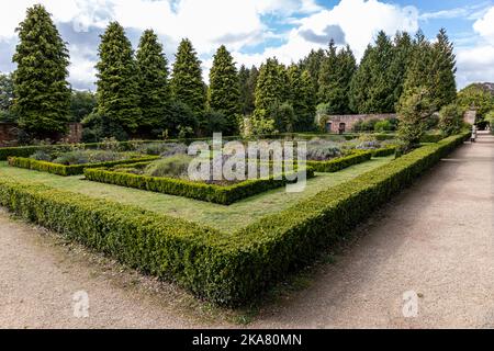 Piccolo giardino murato, Newstead Abbey, Nottinghamshire, Inghilterra, Regno Unito Foto Stock