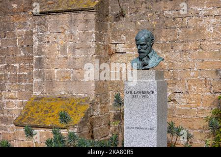 Busto di D H Lawrence, piccolo giardino murato, Newstead Abbey, Nottinghamshire, Inghilterra, REGNO UNITO Foto Stock