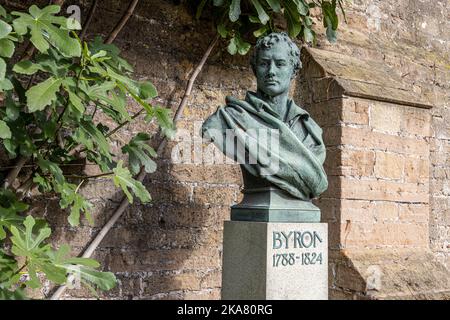 Busto di Lord Byron, piccolo giardino murato, Newstead Abbey, Nottinghamshire, Inghilterra, REGNO UNITO Foto Stock