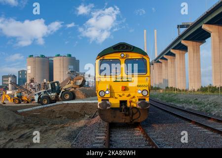 Locomotiva ferroviaria di classe 66 nella livrea Freightliner che lavora nello stabilimento Lafarge Greenhithe di Dartford, Inghilterra. Foto Stock