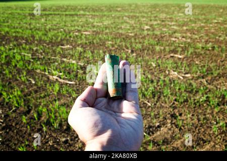 Volturno, Italia, 31/10/2022, cartucce di caccia abbandonate in campagna. Credit: Vincenzo Izzo/Alamy Live News Foto Stock