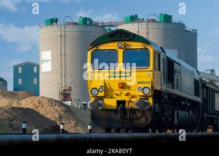Locomotiva ferroviaria di classe 66 nella livrea Freightliner che lavora nello stabilimento Lafarge Greenhithe di Dartford, Inghilterra. Foto Stock