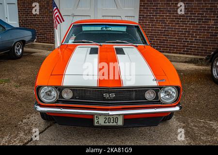 Des Moines, IA - 01 luglio 2022: Vista frontale in prospettiva di una Chevrolet Camaro SS Hardtop Coupe del 1967 in una fiera automobilistica locale. Foto Stock