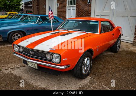 Des Moines, Iowa - 01 luglio 2022: Vista dall'alto dell'angolo anteriore di una Chevrolet Camaro SS Hardtop Coupe del 1967 in una fiera automobilistica locale. Foto Stock