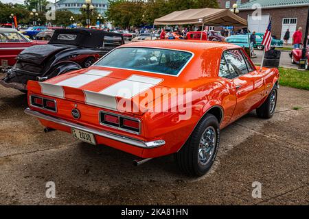 Des Moines, IA - 01 luglio 2022: Vista dall'alto dell'angolo posteriore di una Chevrolet Camaro SS Hardtop Coupe del 1967 in una fiera automobilistica locale. Foto Stock