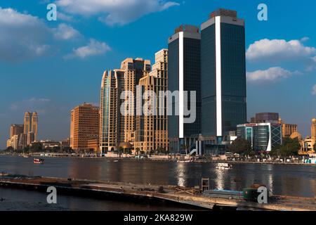 Un'immagine paesaggistica del centro di Egitto con il Nilo dall'isola di el Zamalk compresa la Banca Nazionale d'Egitto e il Cairo di San Regis Foto Stock