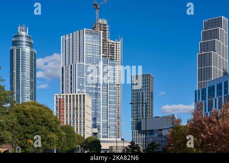 Nuovi edifici di appartamenti nella zona di Nine Elms a sud di Londra, Regno Unito, guardando verso est verso Vauxhall Foto Stock