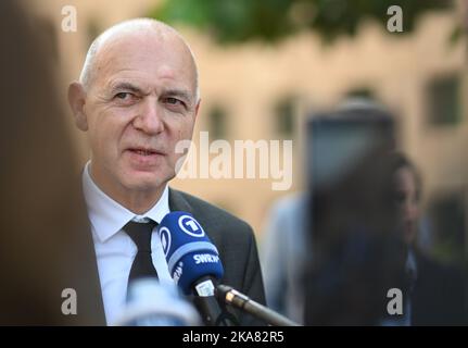 01 novembre 2022, Qatar, Doha: Bernd Neuendorf, presidente dell'Associazione calcistica tedesca (DFB), fa una dichiarazione a margine del progetto "Future Leaders in Football" del DFB. Foto: Britta Pedersen/dpa Foto Stock