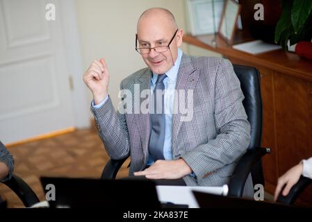 Ritratto dell'uomo d'affari anziano seduto alla tavola rotonda Foto Stock