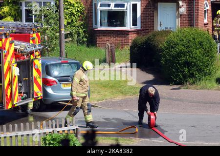 Vigili del fuoco che assistono a un piccolo incendio nel Bedfordshire, Regno Unito. Foto Stock