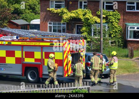 Vigili del fuoco che assistono a un piccolo incendio nel Bedfordshire, Regno Unito. Foto Stock