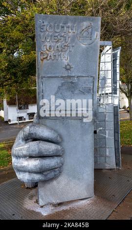Mani che detengono una scultura Map a Minehead che segna l'inizio del South West Coast Path realizzato da Owen Cunningham, Minehead Seafront, Somerset. Foto Stock