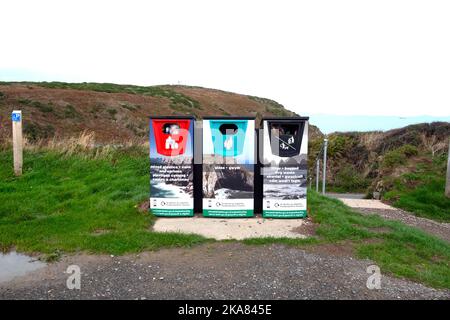 Bidoni di riciclaggio bilingue inglese gallese nella campagna sulla costa del Pembrokeshire Marloes Galles occidentale Regno Unito Gran Bretagna KATHY DEWITT Foto Stock