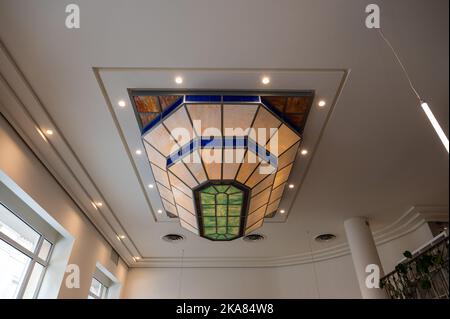 Centro storico di Brusels, regione della capitale di Bruxelles, Belgio, 10 21 2022 - soffitto in vetro colorato in stile Art Déco al ristorante Frank Foto Stock