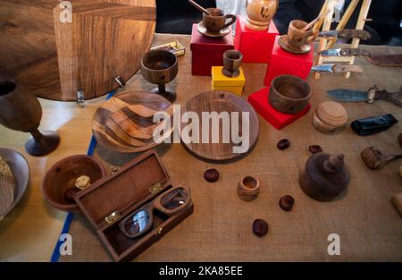 Piemonte Saluzzo Uvernada 2022 - speciale per il 40th° anniversario del gruppo musicale occitano Lou Dalfin - artigiano del legno Marco Barale Foto Stock