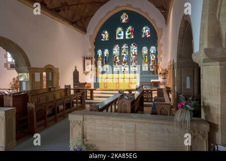 Chiesa parrocchiale di Santa Maria Vergine, Lynton, North Devon, Devon, Inghilterra, UK - veduta interna del coro e dell'altare Foto Stock