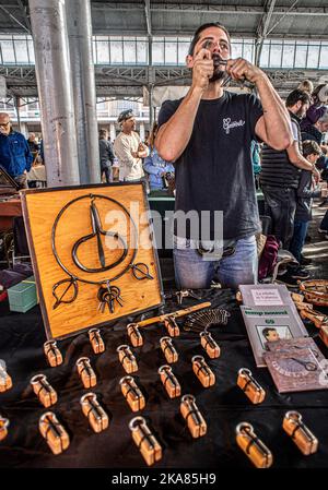 Piemonte Saluzzo Uvernada 2022 - speciale per il 40th° anniversario del gruppo musicale occitano Lou Dalfin - Luca Boggio , scimpanzé del vento. Foto Stock