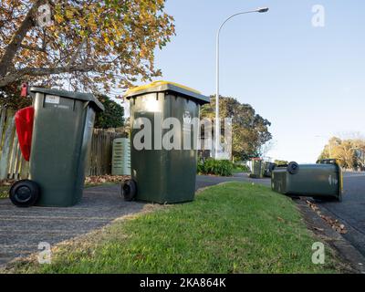 Vista dei cassonetti delle ruote dei rifiuti rovesciati dal forte vento che si posa a terra Foto Stock
