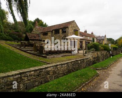 Il Mouseman Visitor Centre Kilburn nel North York Moors National Park Yorkshire Inghilterra Regno Unito con negozio di articoli da regalo che vende articoli in legno realizzati da Robert Thomp Foto Stock