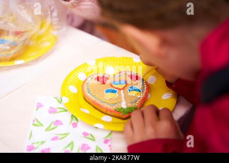 Vyshyvanka giorno in Ucraina. Capretto pittura bandiera Ucraina a forma di cuore su pan di zenzero. Foto Stock