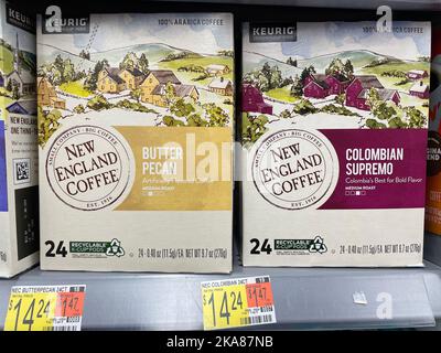 Grovetown, GA USA - 04 22 22: Negozio al dettaglio New England Coffee Variety and price tag Walmart Foto Stock