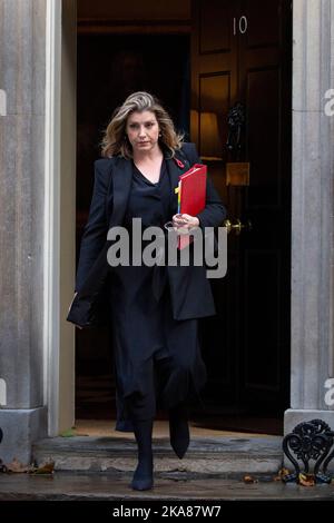 Londra, Regno Unito -01/11/2022. Il leader della Camera dei Comuni Penny Mordaunt lascia 10 Downing Street, Londra dopo la riunione settimanale del Gabinetto w Foto Stock