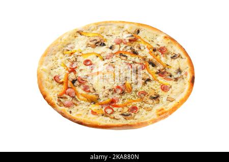 Deliziosa pizza italiana classica con mozzarella, paprika, salsiccia di peperoni e funghi isolati su fondo bianco. Vista laterale. Foto Stock