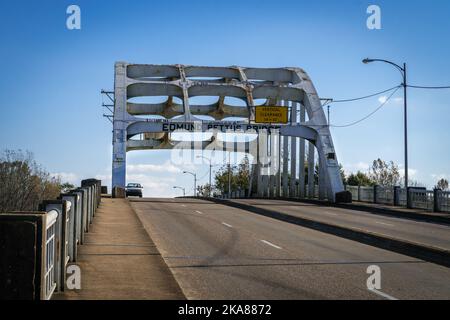 Selma, al, US-7 dicembre 2020: Il ponte Edmund Pettus, che prende il nome da un generale confederato, è il luogo del conflitto domenicale sanguinante il 7 marzo 1965 Foto Stock